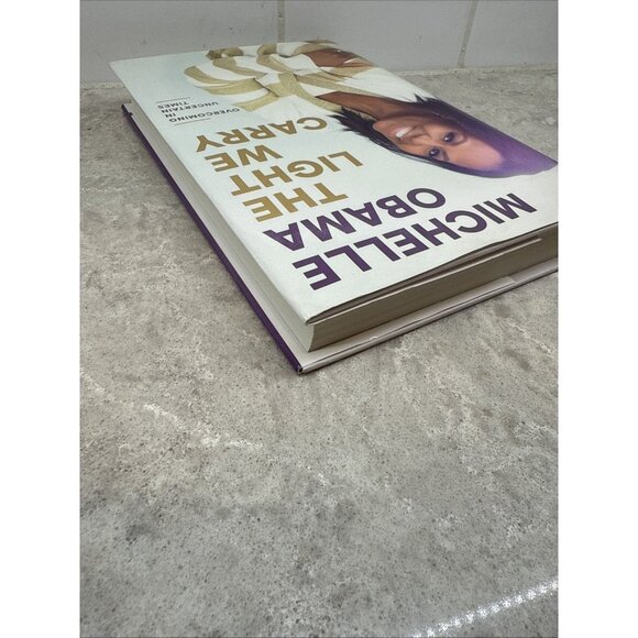 The Light We Carry: Overcoming in Uncertain Times, Michelle Obama. Hardcover New - Picture 6 of 10